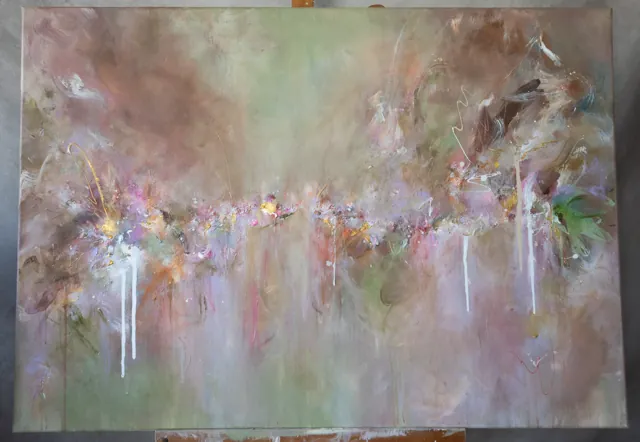 Abstraktes Gemälde Earth & Bloom in Altrosa, Taupe und Salbeigrün mit weißen Farbläufen, Acryl auf Leinwand