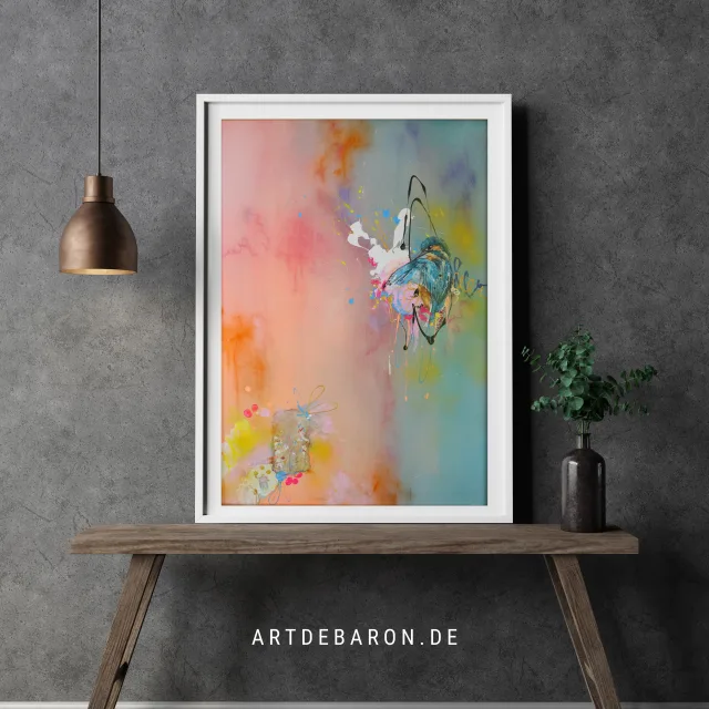 bstraktes Mixed-Media-Gemälde auf artdebaron.de: Detaillierter Eisvogel vor einem pastellfarbenen Hintergrund in Pink, Blau und Türkis mit dynamischen Farbspritzern und strukturierten Elementen.